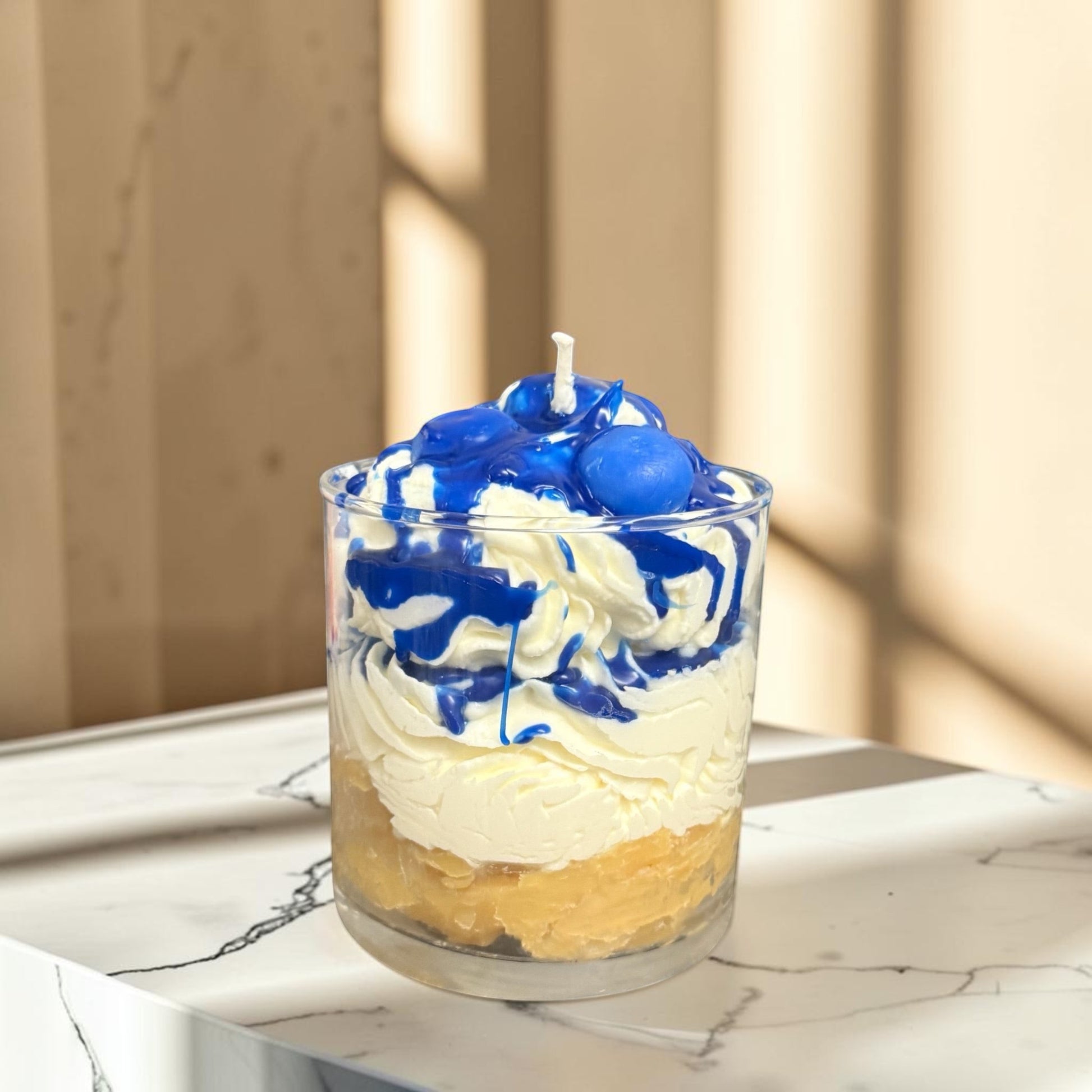Sweet blueberries, warm baked crust, and creamy vanilla blend together to create a delicious dessert-inspired fragrance with a cozy luxurious finish.